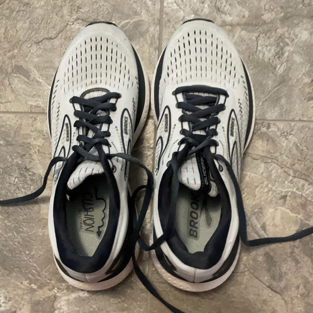 Women’s Brooks Glycerin 19 running shoes. Size 8.